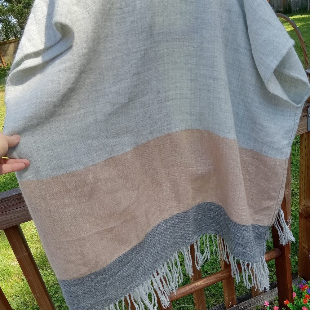 Loft One Size Cape Cardigan Open Front Gray Peach Fringe Boho Grannycore Beachy - Picture 6 of 6